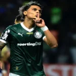 Richard Ríos faz sinal de silêncio após marcar gol pelo Palmeiras contra o Cerro