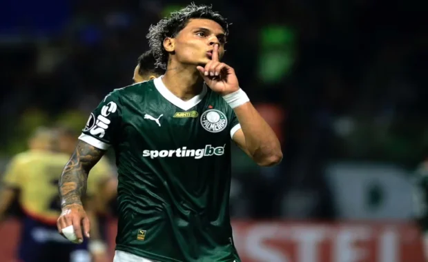 Richard Ríos faz sinal de silêncio após marcar gol pelo Palmeiras contra o Cerro