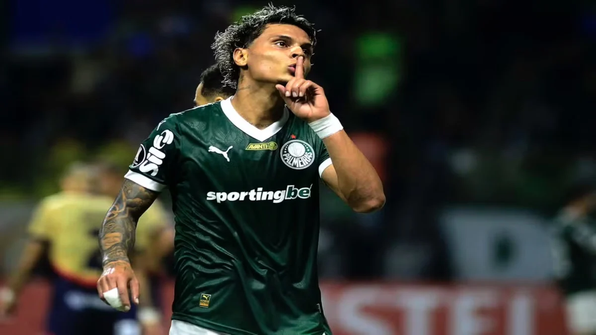 Richard Ríos faz sinal de silêncio após marcar gol pelo Palmeiras contra o Cerro