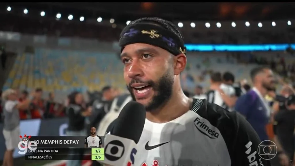 Memphis Depay recebe alta médica e reforça Fernando Diniz no Corinthians