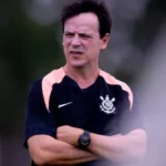 Memphis Depay recebe alta médica e reforça Fernando Diniz no Corinthians