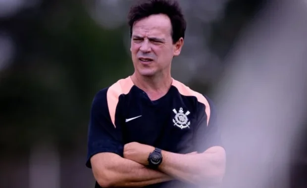 Memphis Depay recebe alta médica e reforça Fernando Diniz no Corinthians