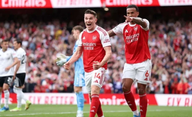 Arsenal goleia Fulham por 3 a 0 e mantém liderança na Premier League