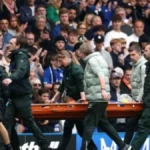 Jogador do Chelsea desmaia após choque de cabeça violento e deixa campo de maca
