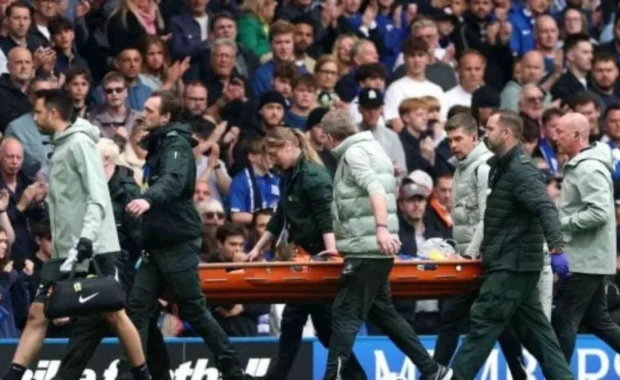 Jogador do Chelsea desmaia após choque de cabeça violento e deixa campo de maca