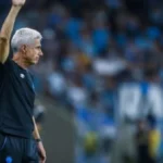 Luís Castro exalta dedicação do Grêmio após vitória contra Palestino mesmo com desgaste de viagens
