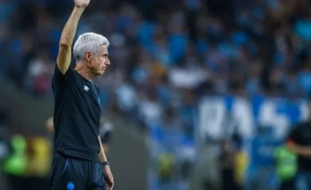 Luís Castro exalta dedicação do Grêmio após vitória contra Palestino mesmo com desgaste de viagens