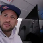 Neymar leva companheiros do Santos em jatinho particular para Argentina em vídeo viral