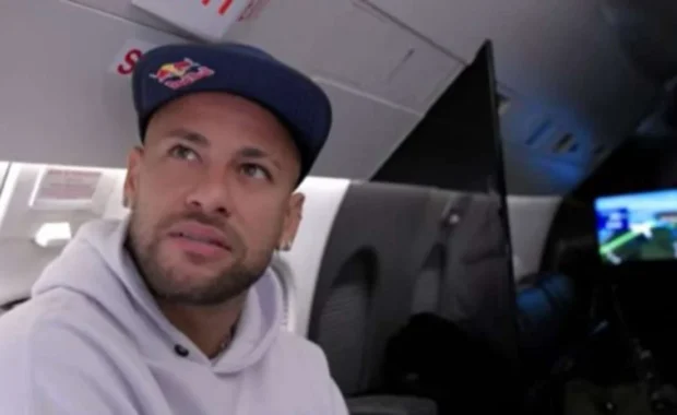Neymar leva companheiros do Santos em jatinho particular para Argentina em vídeo viral
