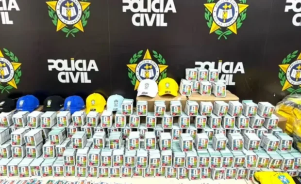 Operação policial apreende 200 mil cartas falsas da Copa do Mundo 2026 no Rio