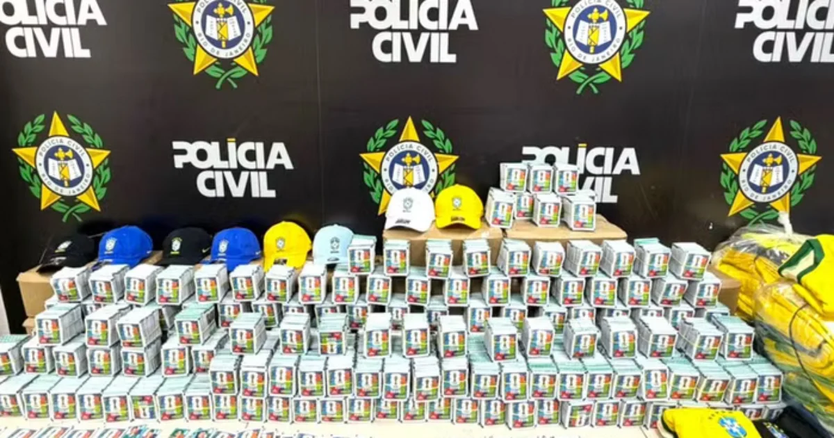 Operação policial apreende 200 mil cartas falsas da Copa do Mundo 2026 no Rio