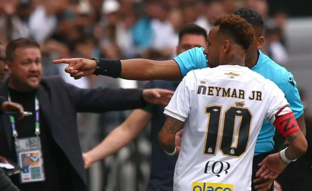 Santos perde do Coritiba e Neymar tem atuação apagada em jogo antes da convocação da Copa