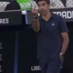 Técnico do Palmeiras esclarece gesto polêmico direcionado a Flaco López durante vitória na Libertadores