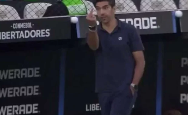 Técnico do Palmeiras esclarece gesto polêmico direcionado a Flaco López durante vitória na Libertadores