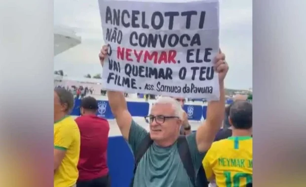 Torcedor leva cartaz contra convocação de Neymar: 'Vai queimar o teu filme, Ancelotti'