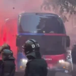 Torcida do Barcelona confunde ônibus do próprio time com o do Real Madrid e o apedreja