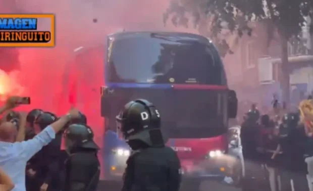 Torcida do Barcelona confunde ônibus do próprio time com o do Real Madrid e o apedreja
