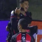 Vitória quebra jejum com goleada sobre Coritiba e se aproxima do G6 no Brasileirão